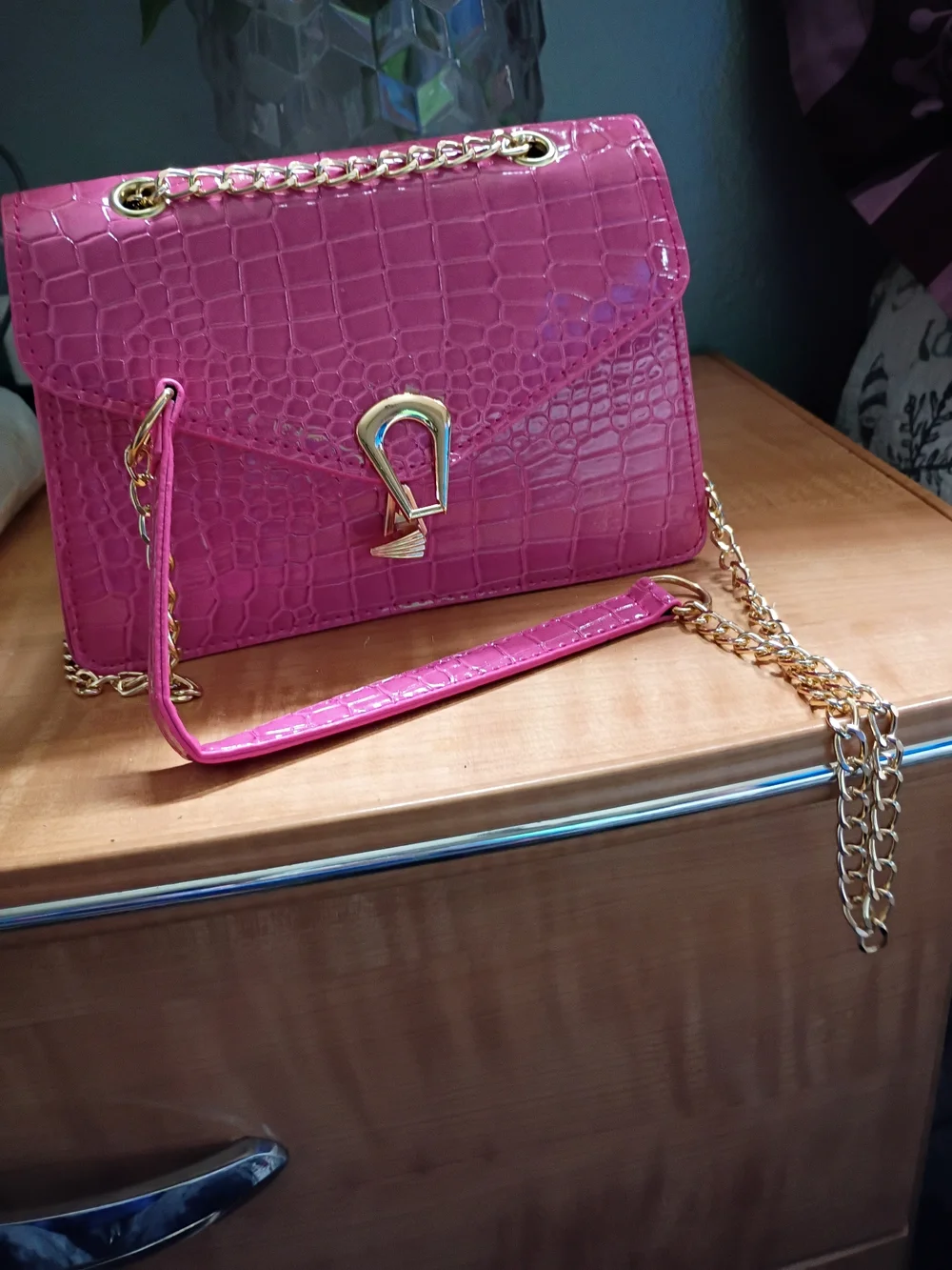 Fuchsia Croc-Embossed Chain Shoulder Bag - Gold Hardware - Picture 2 of 6